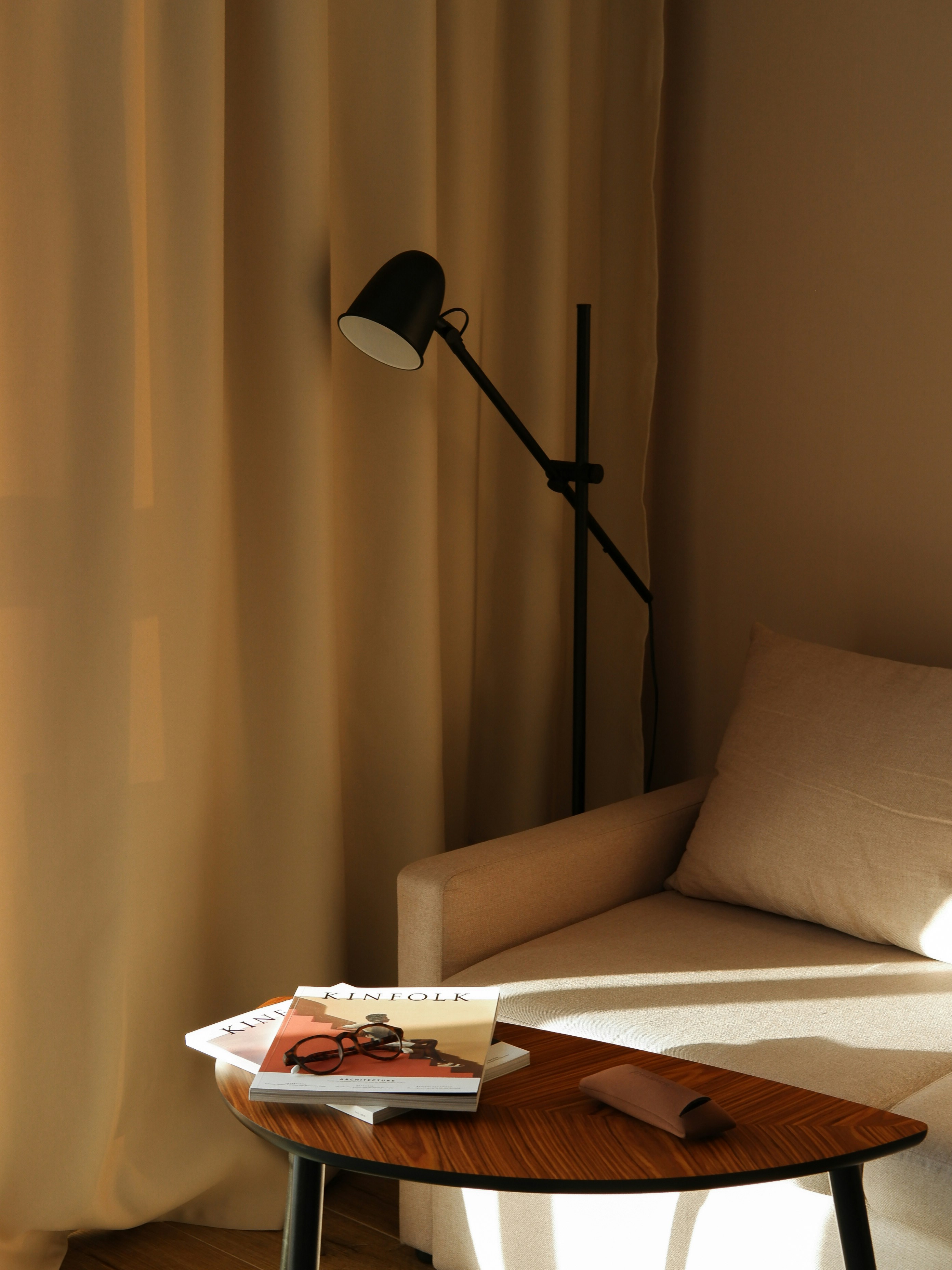 Coin salon avec lampe orientable